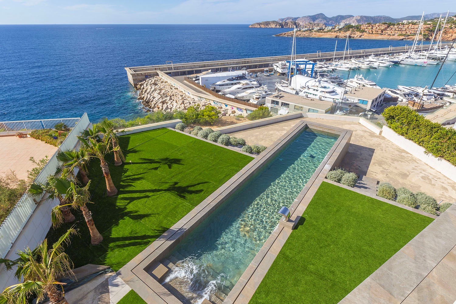 Villa an der Klippe in Port Adriano mit einem einzigartigen Panorama Meerblick