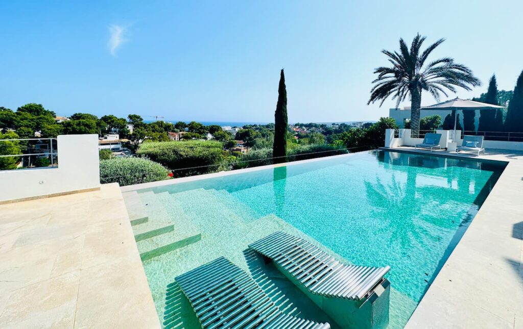 Villa Bendinat Meerblick in bester Lage Terrasse mit einem Infinitypool und Meerblick 1