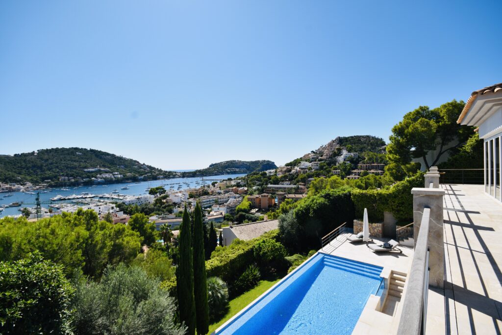 Panorama Meerbick auf den Hafen von Port Andratx