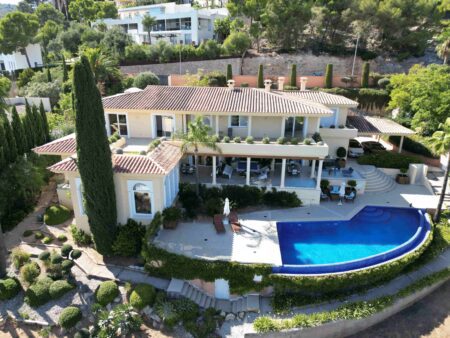 Luxusvilla Son Vida in bester Lage und beeindruckenden Meerblick aus der Luft 2