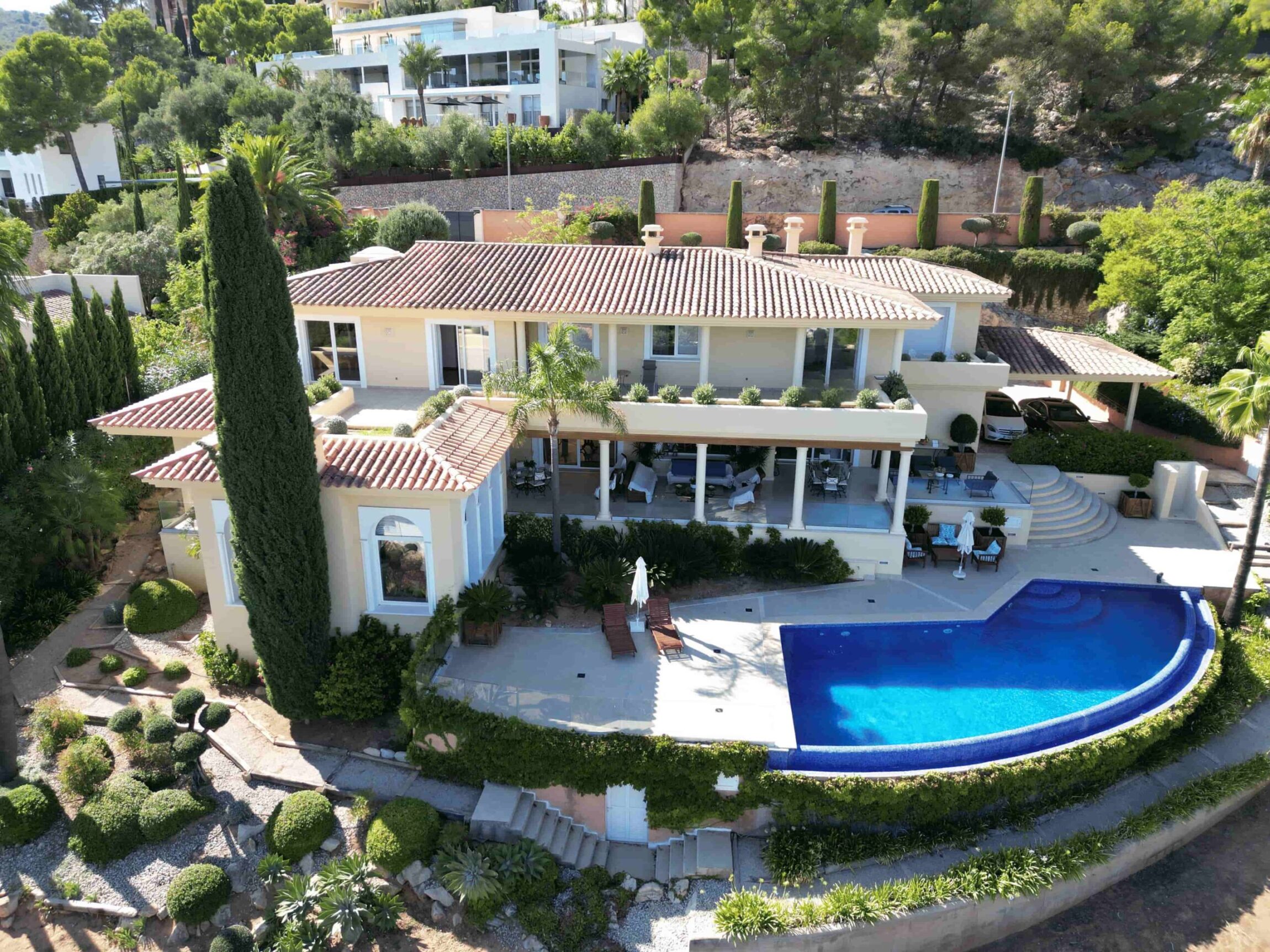 Luxusvilla Son Vida in bester Lage und beeindruckenden Meerblick aus der Luft 2