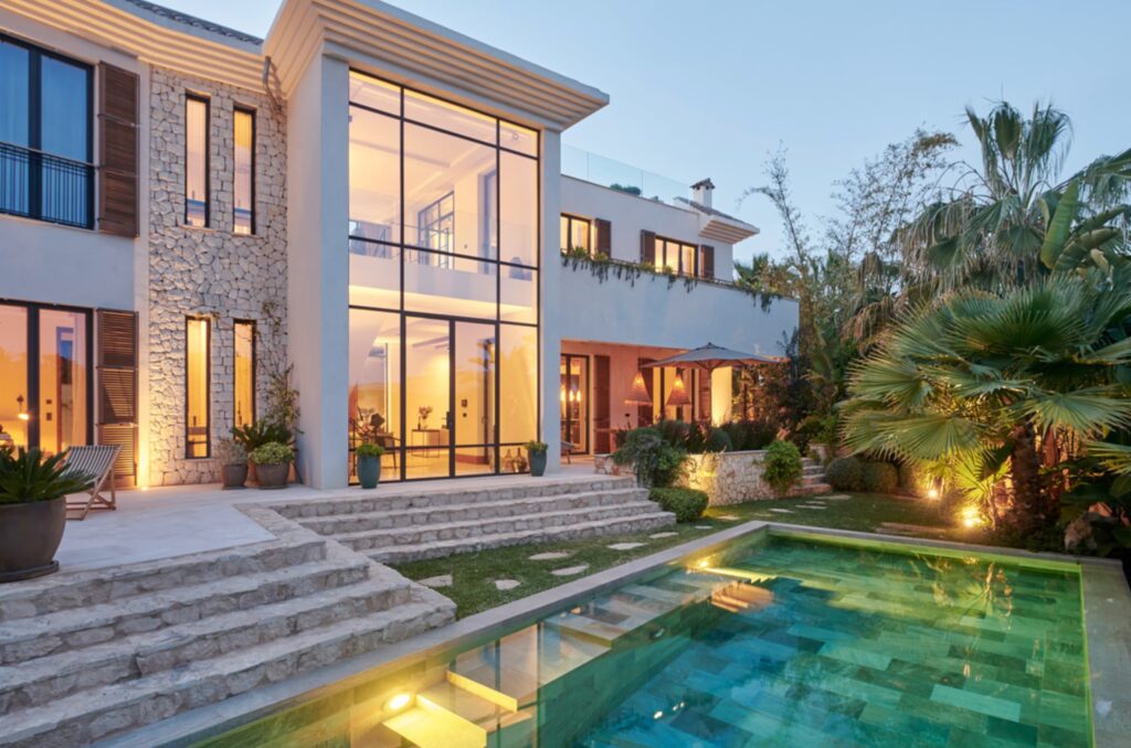 Moderne Luxusvilla mit bester QualitaÌt in Santa Ponsa Mallorca kaufen 5.45 Millionen Euro mit Pool und Meerblick