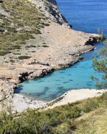 Mallorca Norden Panorama Strand und hellblaues Meer