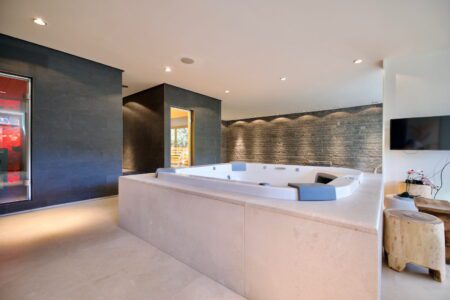 Luxusvilla mit Meerblick in Son Vida Mallorca kaufen Indoor Spa