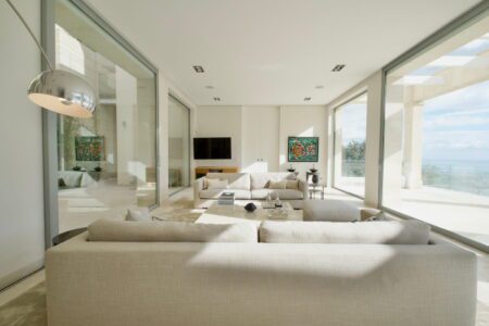 Luxusvilla mit Meerblick in Son Vida Mallorca kaufen Modernes WOhnzimmer mit Meerblick über Palma