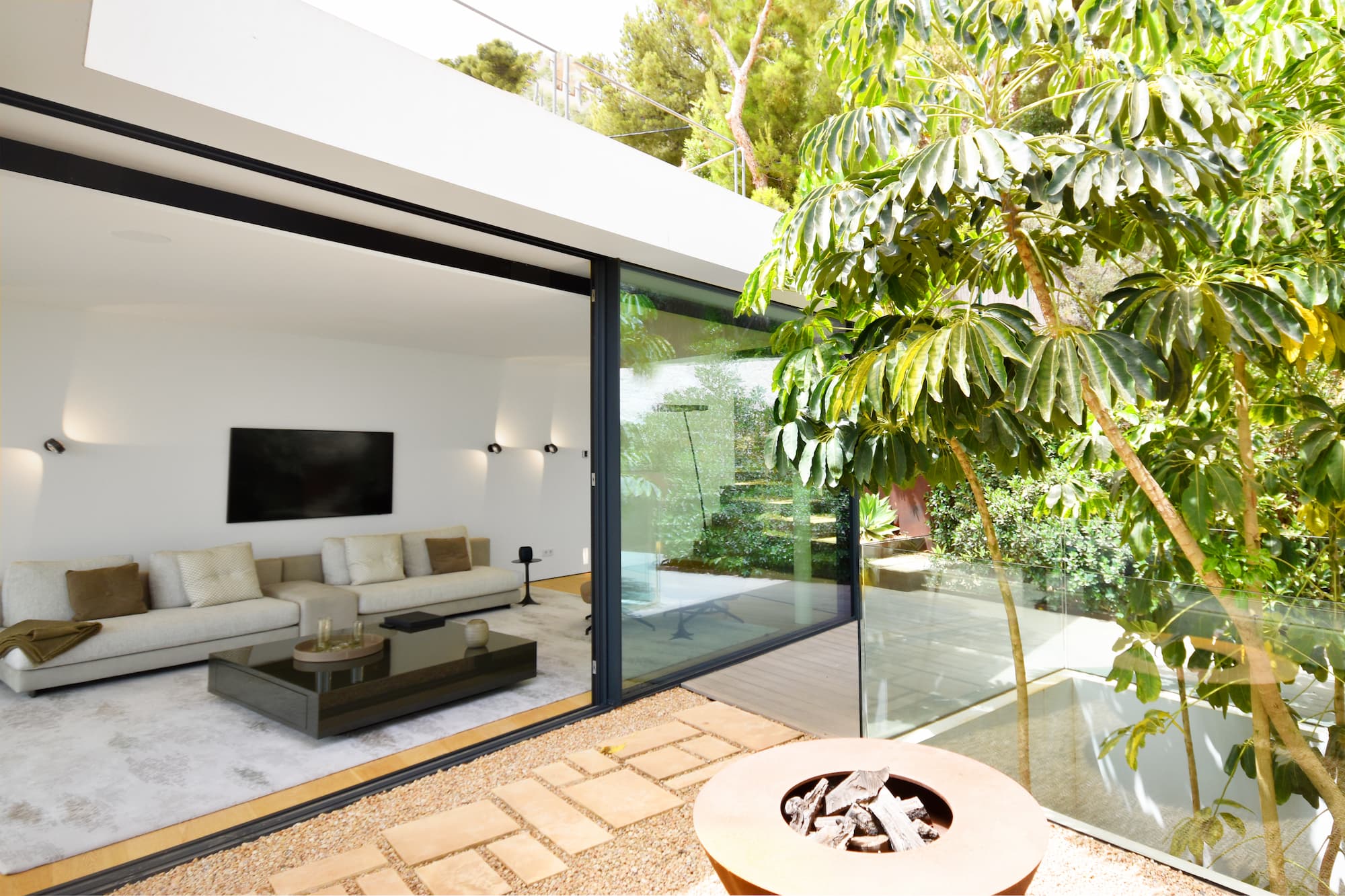 Luxusvilla in Bester Qualitat in Costa den Blanes Mallorca mit Blick auf Puerto Portals kaufen Fire Place und Wohnzimmer