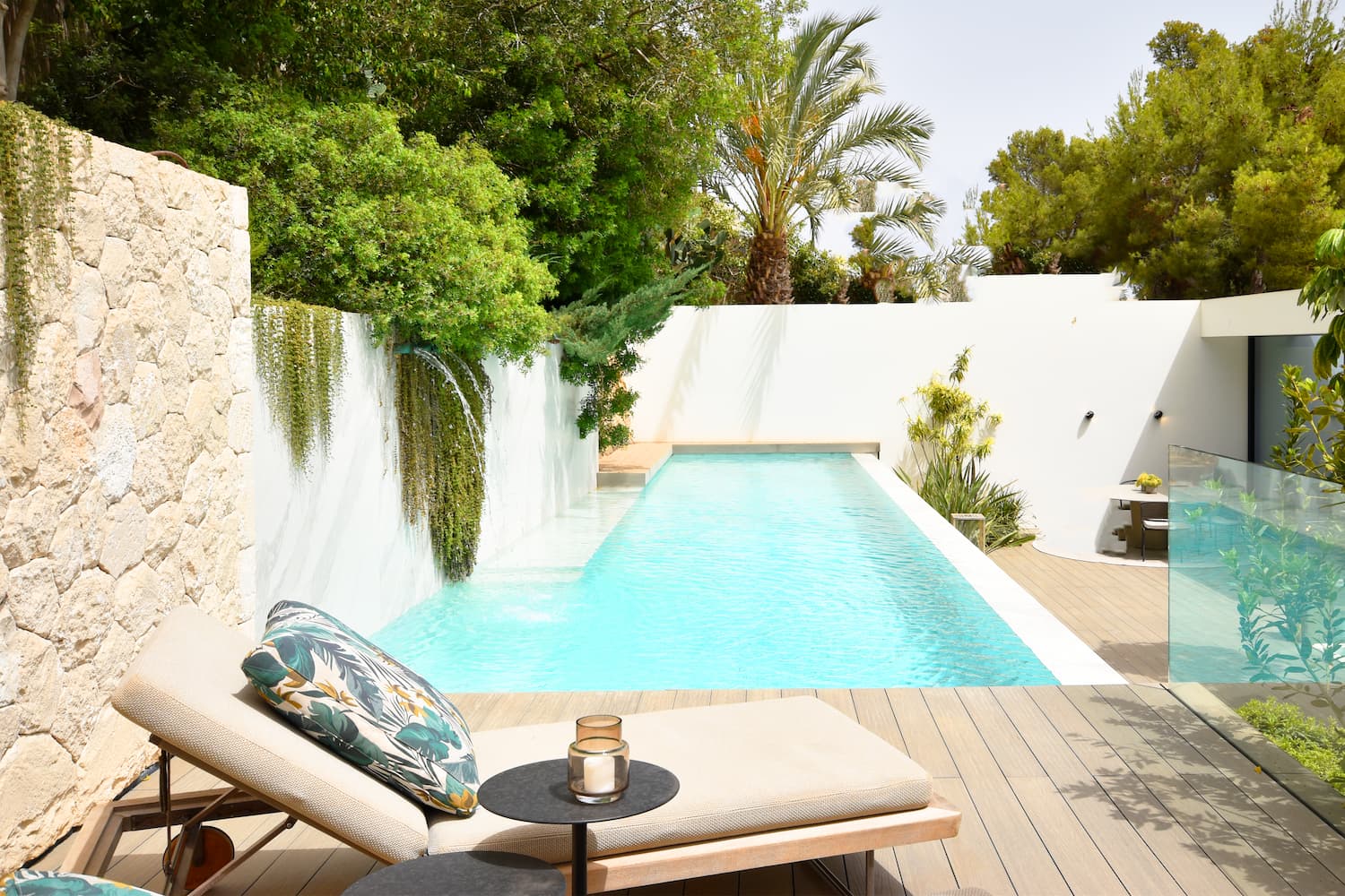 Luxusvilla in Bester Qualitat in Costa den Blanes Mallorca mit Blick auf Puerto Portals kaufen Liege mit Pool 2