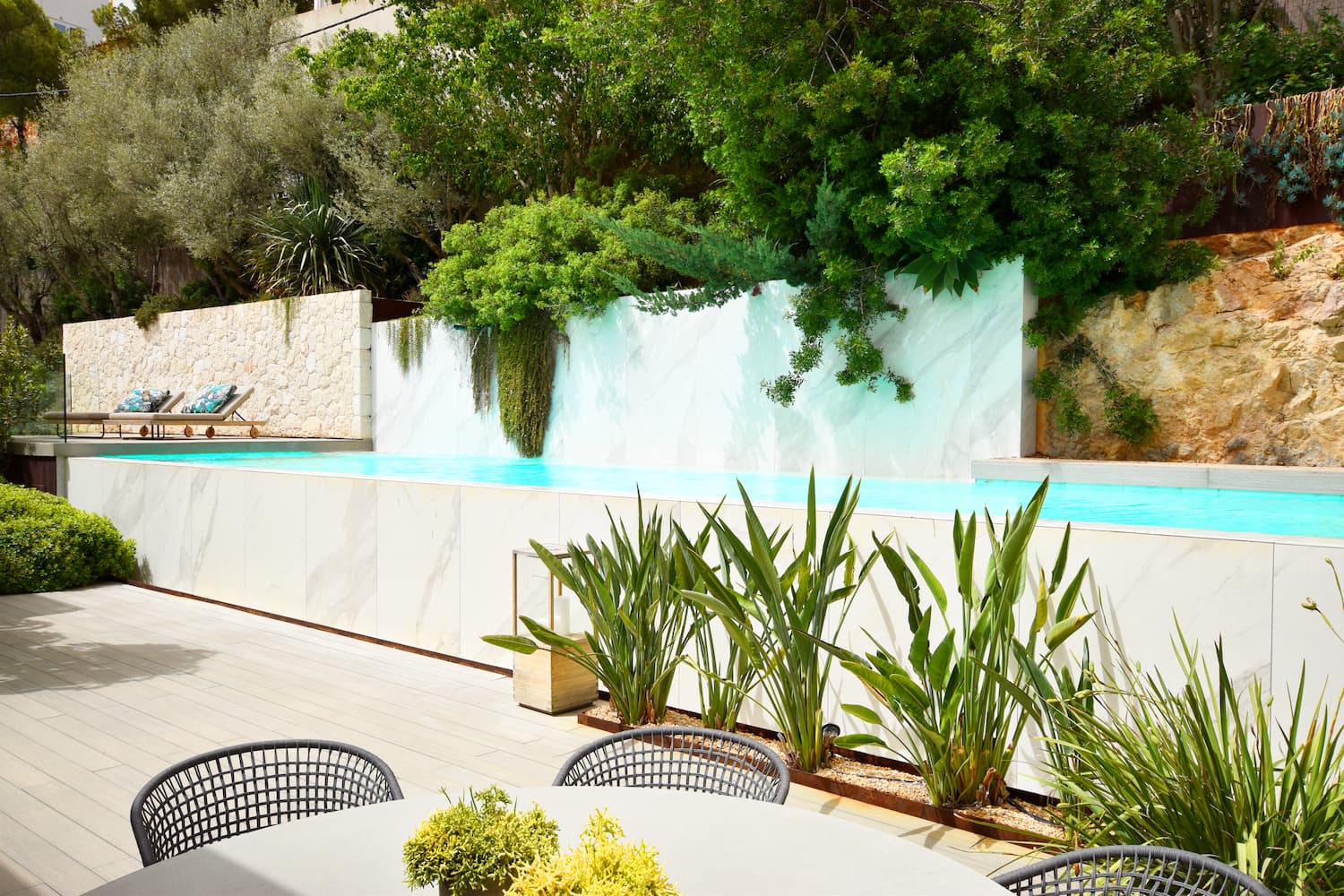 Luxusvilla in Bester Qualitat in Costa den Blanes Mallorca mit Blick auf Puerto Portals kaufen Lounge und Pool