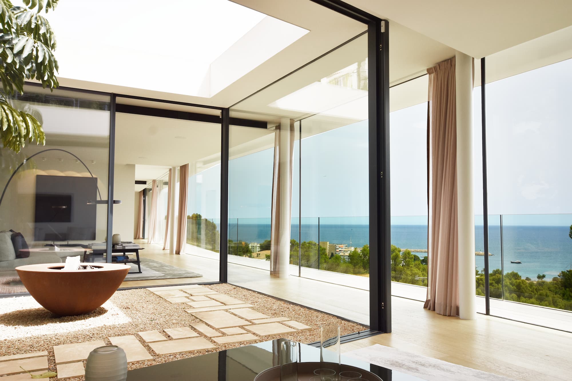 Luxusvilla in Bester Qualitat in Costa den Blanes Mallorca mit Blick auf Puerto Portals kaufen Meerblick Ansicht