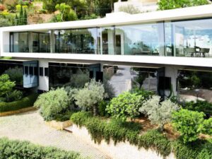 Luxusvilla in Bester Qualitat in Costa den Blanes Mallorca mit Blick auf Puerto Portals kaufen Panorama Ansicht von vorne