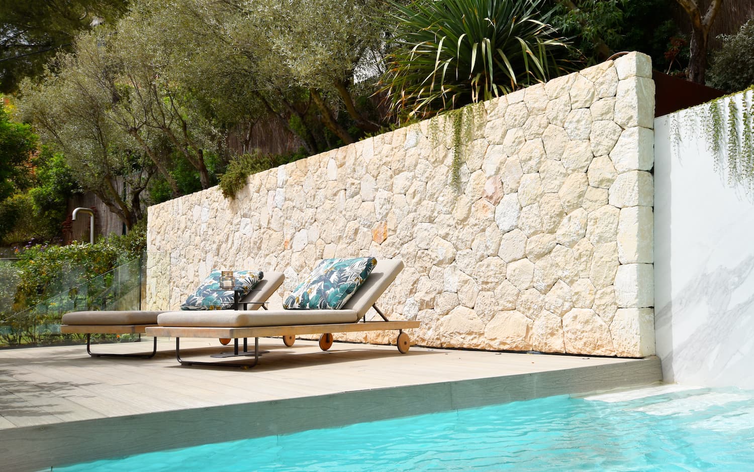 Luxusvilla in Bester Qualitat in Costa den Blanes Mallorca mit Blick auf Puerto Portals kaufen Pool mit Liegen