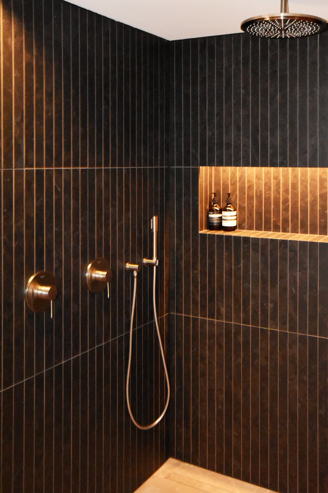 Luxusvilla in Bester Qualitat in Costa den Blanes Mallorca mit Blick auf Puerto Portals kaufen SPA Dusche