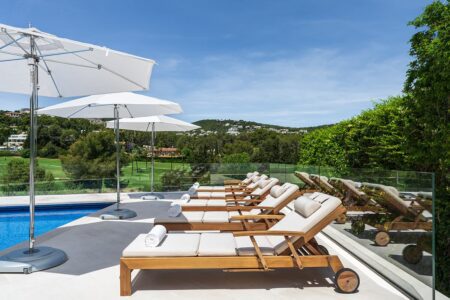 Villa in Son Vida Mallorca kaufen mit Golfplatzblick und Pool8 Liegestühle-seitlich
