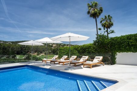 Villa in Son Vida Mallorca kaufen mit Golfplatzblick und Pool9 Liegestühle-vorne